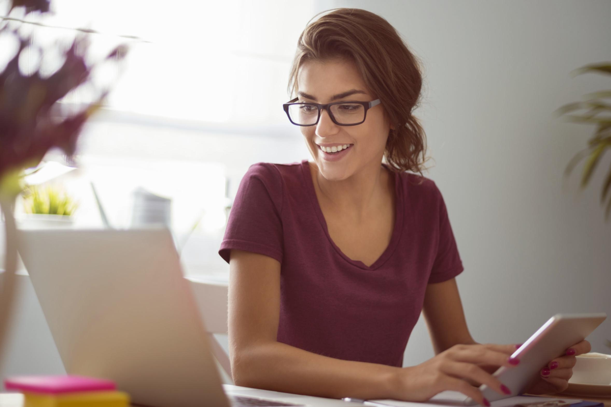 Інструктор допомагає студентові розібрати складну концепцію веб-дизайну